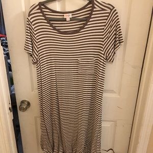NWOT medium gray and white Carly